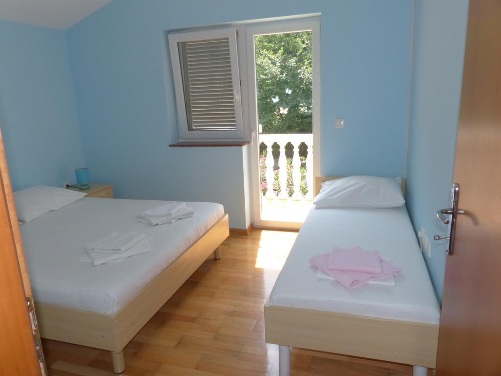 Apartments Viktorija Omisalj ภายนอก รูปภาพ