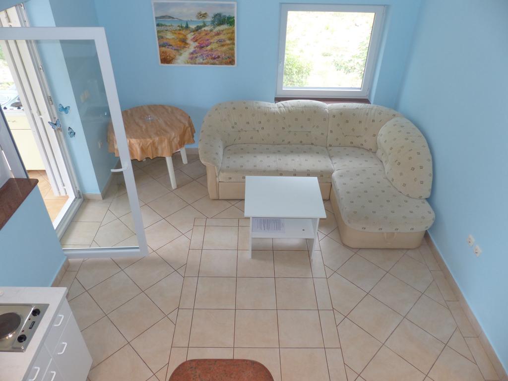 Apartments Viktorija Omisalj ภายนอก รูปภาพ