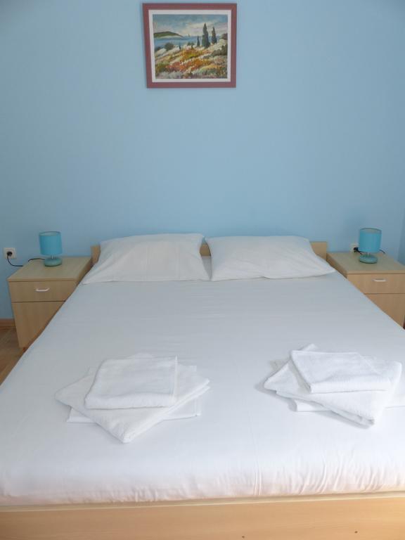 Apartments Viktorija Omisalj ภายนอก รูปภาพ