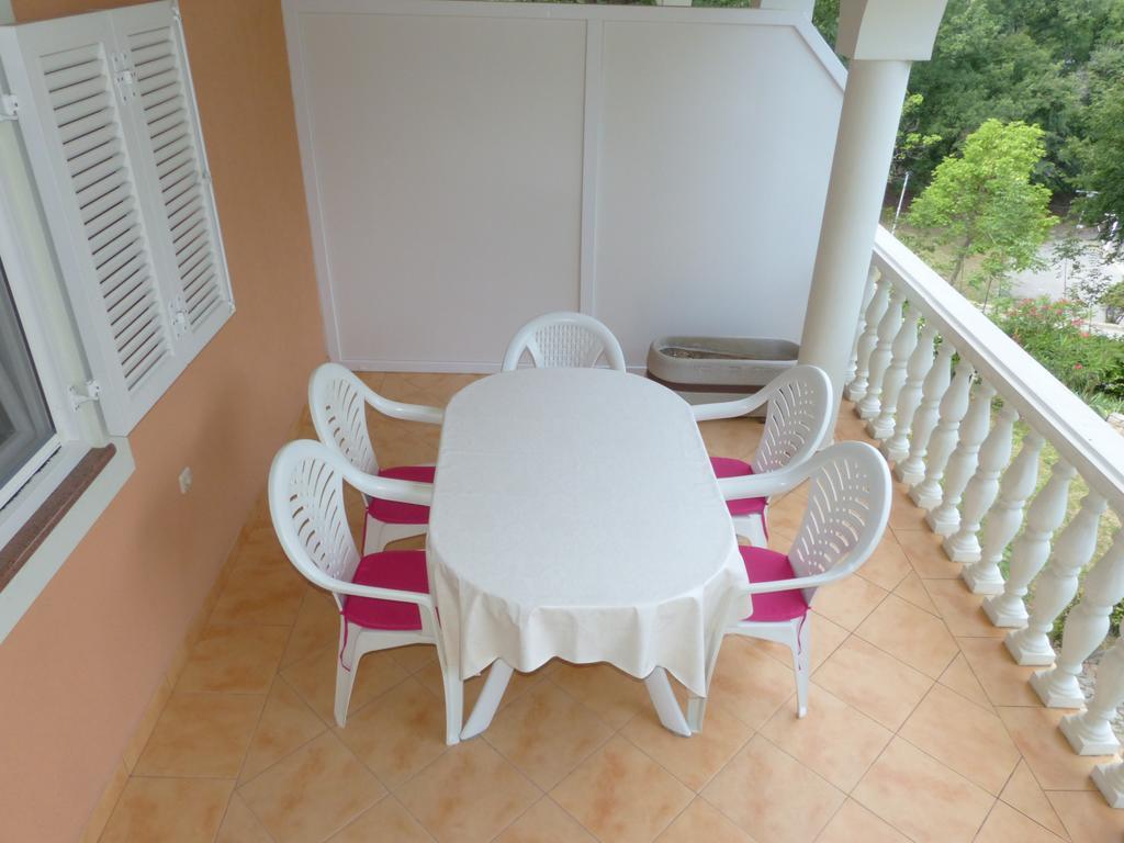 Apartments Viktorija Omisalj ภายนอก รูปภาพ