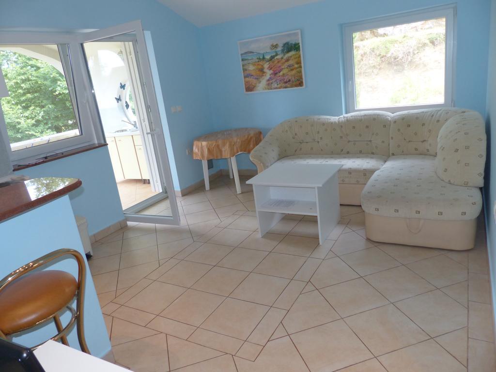 Apartments Viktorija Omisalj ภายนอก รูปภาพ