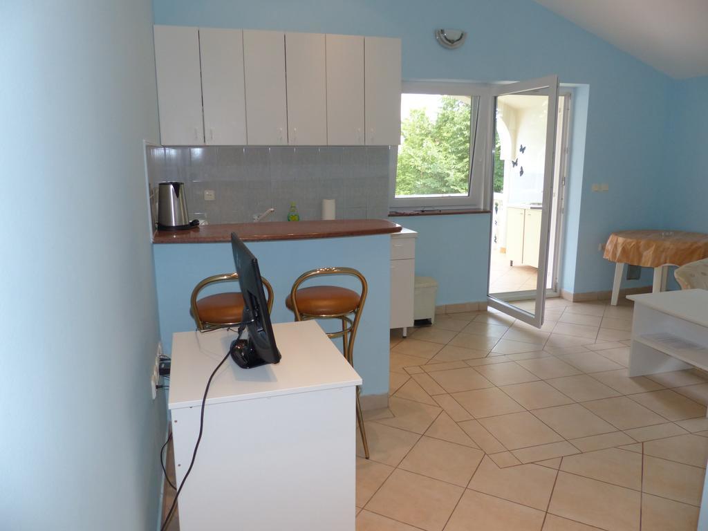Apartments Viktorija Omisalj ภายนอก รูปภาพ
